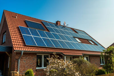 Maison avec une installation de panneaux solaires thermiques et de panneaux photovoltaïques